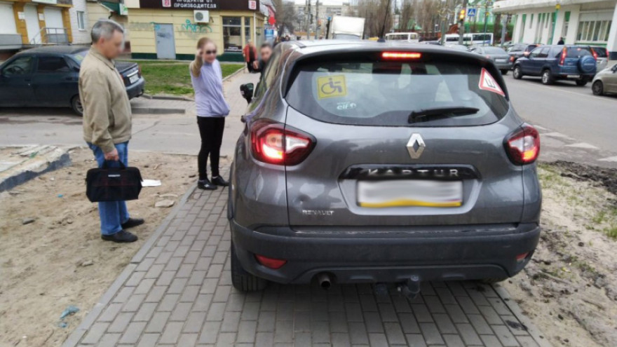 Автохама на Renault оштрафовали за езду по тротуару в Воронеже