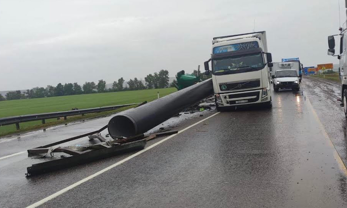 На воронежской трассе водителя ранило выпавшей из грузовика металлической  трубой – Новости Воронежа и Воронежской области – Вести Воронеж