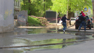 Огромные лужи растеклись по улице в центре Воронежа из-за коммунальной аварии