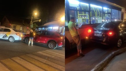 В Воронеже в двойном ДТП на перекрёстке столкнулись автобус и три легковушки 