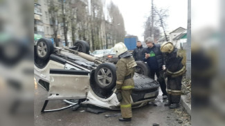 Иномарка опрокинулась на крышу посреди улицы в воронежском райцентре: есть пострадавший 