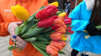 Волонтёры порадовали жительниц Воронежской области цветами к 8 Марта
