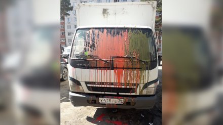 В Воронеже «Зорро» облил краской грузовик и оставил злобную записку