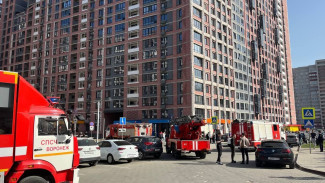 Пожарные съехались к многоэтажке в Воронеже