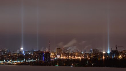Небо над Воронежем после мощной метели украсили световые столбы