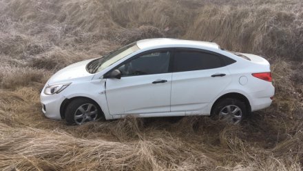 Пассажир попал в больницу после опрокидывания Hyundai Solaris в Воронежской области