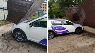 Сильный ветер повалил забор на машину каршеринга в Воронеже 
