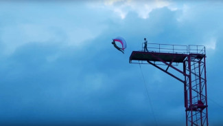 Воронежский хайдайвер эффектно прыгнул с 27-метровой вышки в Крыму с флагом России