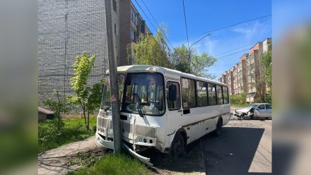 В Воронеже автобус въехал в столб после ДТП с легковушкой