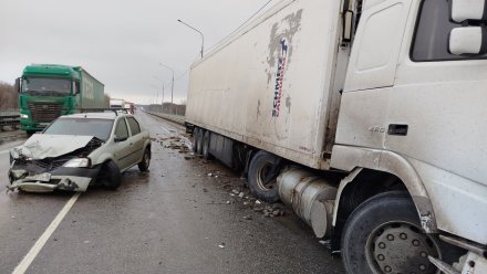 Два человека пострадали в лобовом ДТП с большегрузом на воронежской трассе