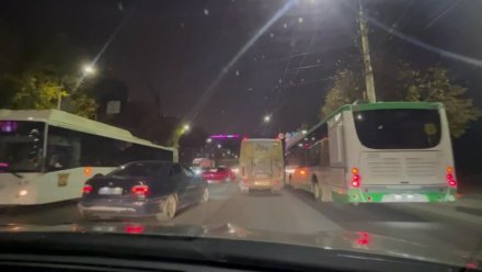 Автобус столкнулся с иномаркой в Воронеже: двое пострадавших