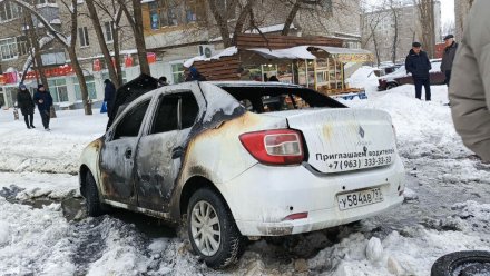 Посреди улицы в Воронеже вспыхнуло забуксовавшее в снегу такси