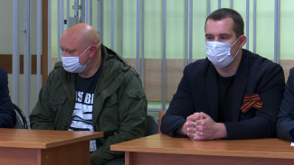 В Воронеже обвиняемые в коррупции экс-полицейские пришли в суд с георгиевскими ленточками