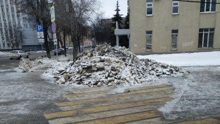 Воронежцы пожаловались на гору из снега и льда на пешеходном переходе в центре города