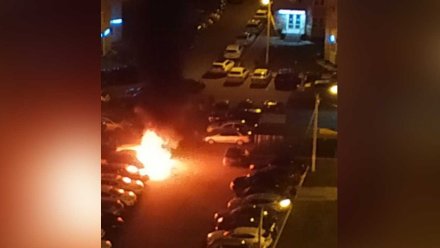 Во дворе воронежского ЖК сгорели три иномарки: появилось видео