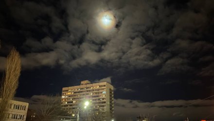 В вечернем небе над Воронежем заметили лунное гало