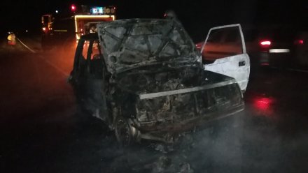 В Левобережном районе Воронежа вспыхнули две машины