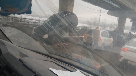 В Воронеже «Лада Приора» повисла на ограждении Северного моста после ДТП
