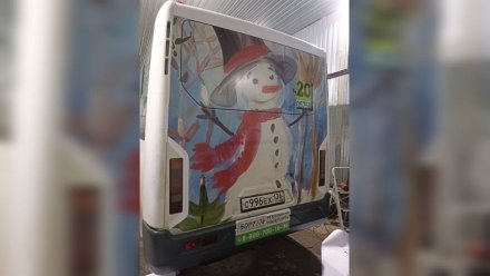 В Воронеже к Новому году автобусы украсили детскими рисунками