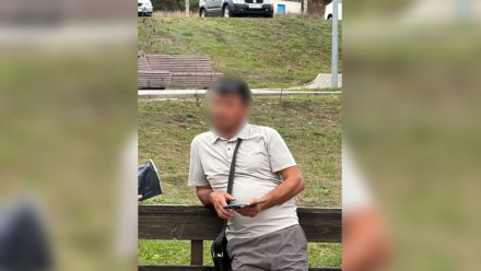 В Лисках неизвестный мужчина приставал к женщине с 5-летним ребёнком