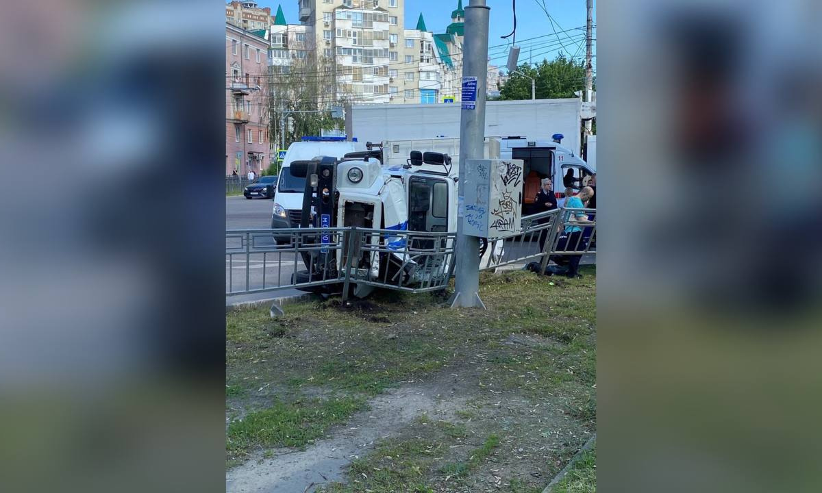 В центре Воронежа перевернулась служебная машина с заключёнными: 4  пострадавших – Новости Воронежа и Воронежской области – Вести Воронеж