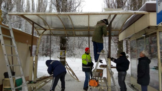 В Воронеже починили сломавшуюся под тяжестью снега крышу остановки