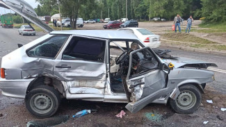 В массовой аварии с 5 машинами на Антонова-Овсеенко в Воронеже пострадали двое