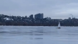 Воронежцы прошлись под парусом по заледеневшему водохранилищу