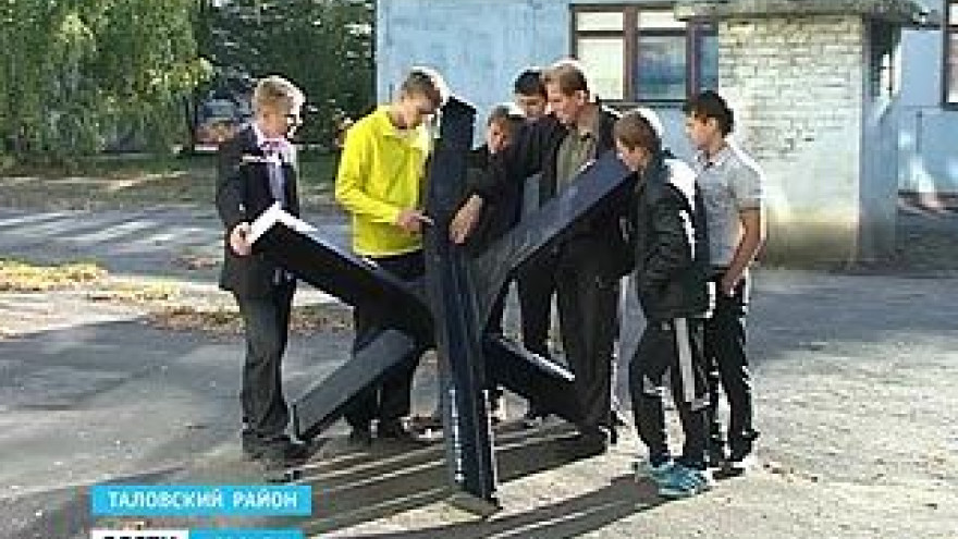 Противотанковый ёж оказался во дворе Каменностепной школы