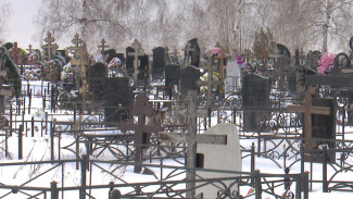 В Воронеже сняли Z-баннер возле Юго-западного кладбища