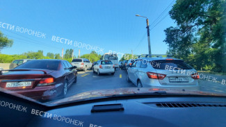 Ожидающая обновления улица Лебедева в Воронеже встала в гигантской пробке
