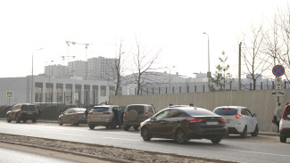 Воронежцы пожаловались на опасную парковку и переход у мегашколы
