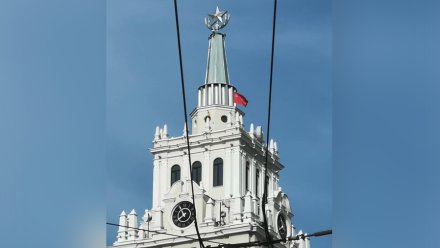 На башне ЮВЖД в Воронеже установили Знамя Победы