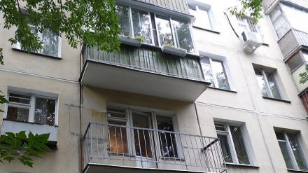 В Воронеже 1,5-годовалая девочка закрыла бабушку на балконе 5 этажа