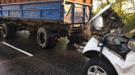 В Воронежской области водитель легковушки влетел в ехавший на буксире «КамАЗ» и погиб