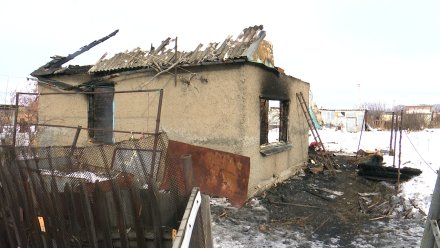 В воронежском райцентре рухнула крыша горящего дома: есть погибший 