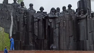Воронежские памятники помыли ко Дню Победы