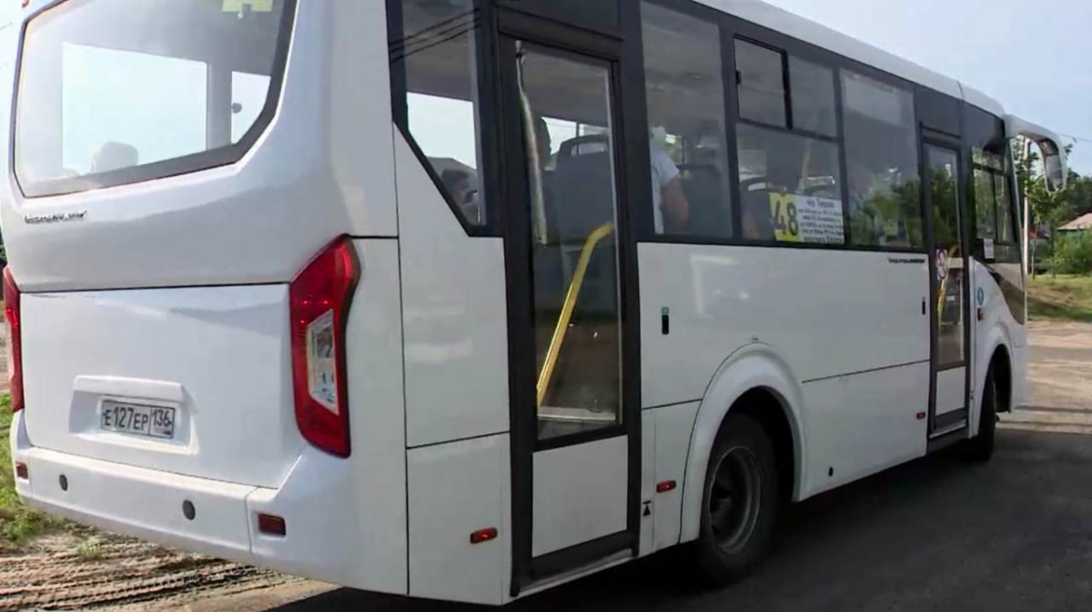 В липецке автобус врезался в фуру. Автовокзал воронеж хлевное. Автовокзал воронеж хлевное. Автобус 63 воронеж. Автовокзал воронеж хлевное.