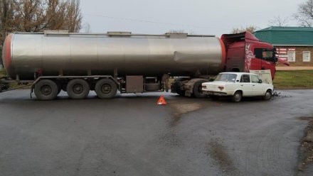 Мать и 10-летняя дочь пострадали в ДТП с фурой на воронежской трассе