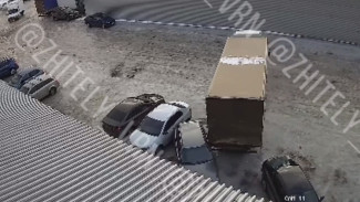Фура снесла 4 авто на покрытой льдом парковке в Воронеже