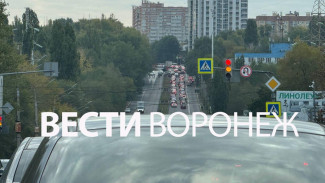 Воронежская улица 9 Января в очередной раз встала в пробке из-за нанесения разметки