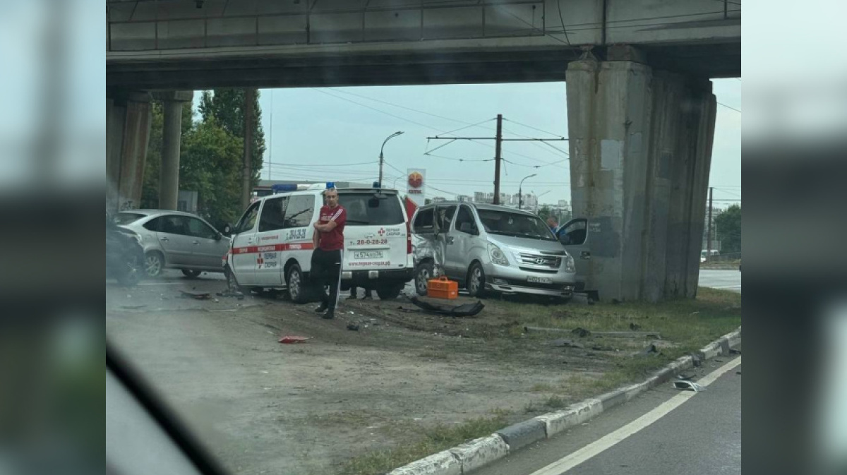 Женщина пострадала в ДТП со скорой у Северного моста в Воронеже |  08.07.2024 | Воронеж - БезФормата