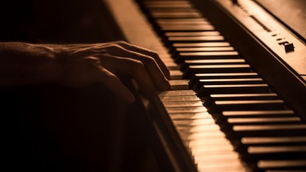 Воронежские врачи спасли профессионального пианиста от ампутации пальца