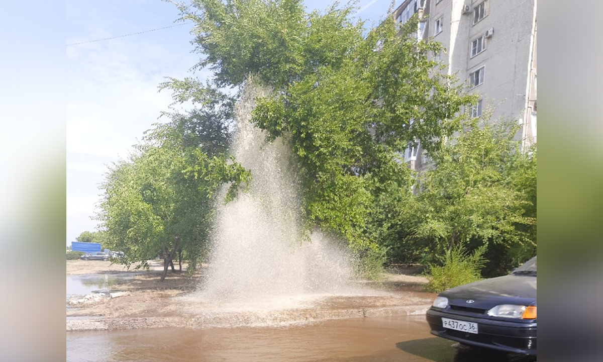 В Воронеже из-под земли забил трёхметровый фонтан – Новости Воронежа и  Воронежской области – Вести Воронеж