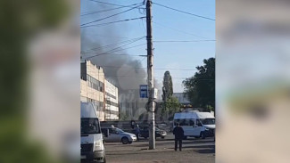25 бочек с маслом и кроссовер сгорели при пожаре на Машмете в Воронеже