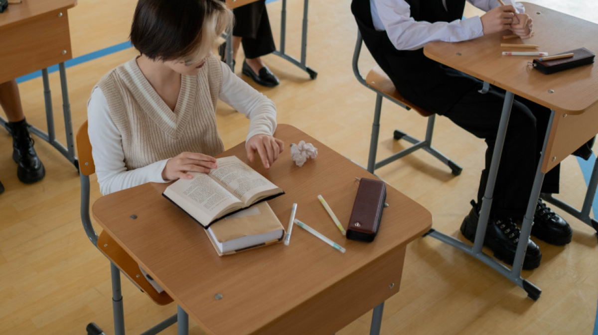 Дистант в школах екатеринбург. Контроль за учениками. Школьники. Ученики обсуждают. Дистант в школах Новоуральске.