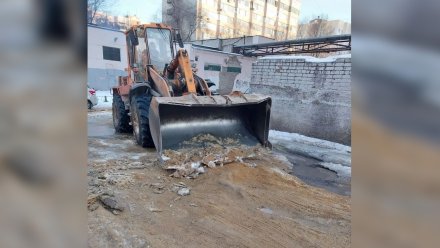 Коммунальщики рассказали о ежедневной работе в обледенелом дворе на МП в Воронеже