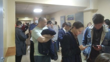 В больнице под Воронежем показали огромную очередь в кабинет сдачи крови