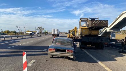 Пожилой водитель врезался в КамАЗ с автокраном на воронежской трассе