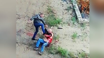 Во дворе воронежской многоэтажки мужчина из ревности зарезал человека и скрылся